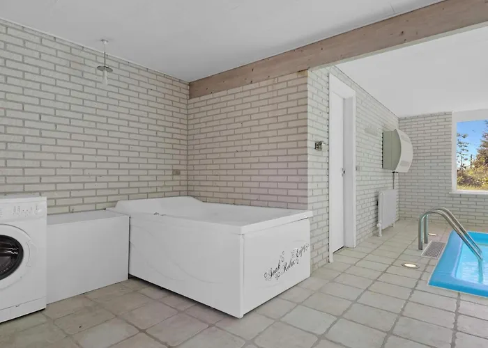 Spacious Pool House - By Traum Løkken